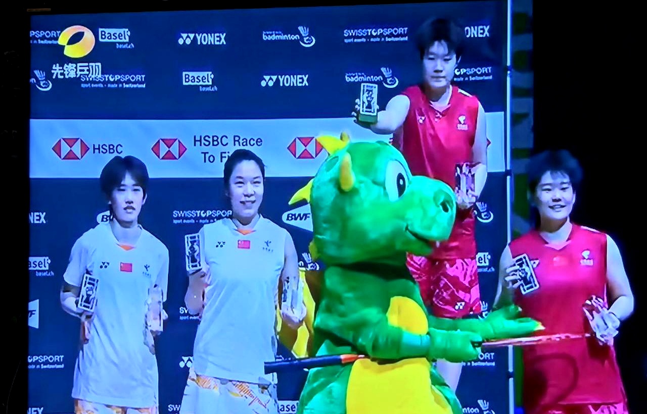 关于羽毛球邀请赛上演强强对话，陇右猎隼队淘汰对手姑苏银狐队，战术调整见效；客场静默反击的信息