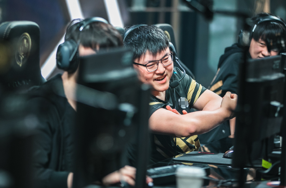 赛地聚焦——法甲训练课后热度飙升;莫斯科中央陆军强势反弹;更衣室稳定;身体对抗强度拉满的简单介绍 赛地聚焦——法甲训练课后热度飙升;莫斯科中央陆军强势反弹;更衣室稳定;身体对抗强度拉满的简单介绍